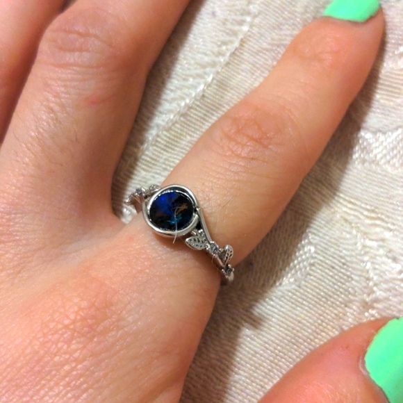 Blue gemstone ring with leaf detailing - Picture 1 of 3